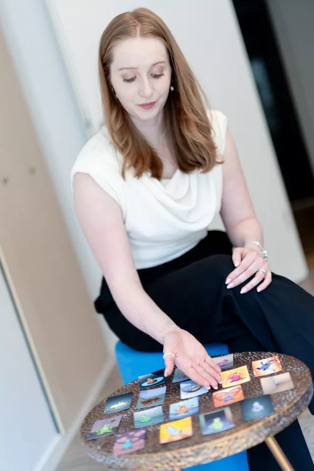 Saskia Fährmann in einer Therapie mit Jugendlichem 