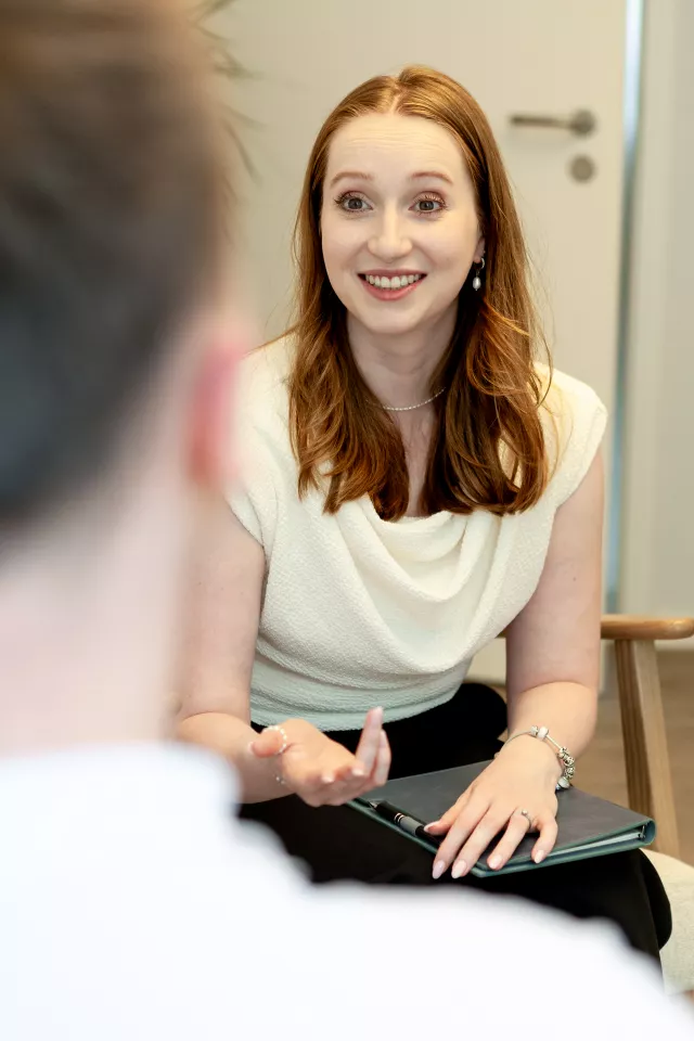 Saskia Fährmann im Therapiegespräch mit einem Patienten in Münchner Praxis